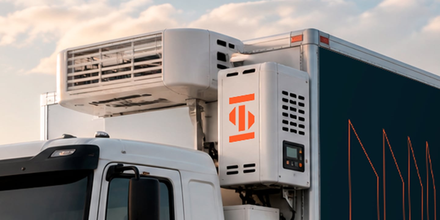 Unidade de refrigeração com o símbolo SKYTORM sobre a cabine do caminhão