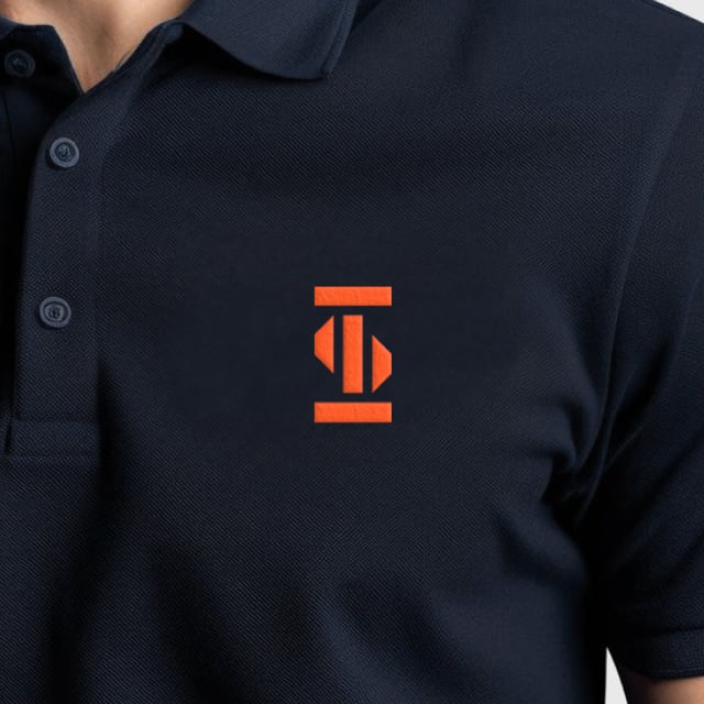 Camisa polo azul-marinho com o símbolo SKYTORM em laranja