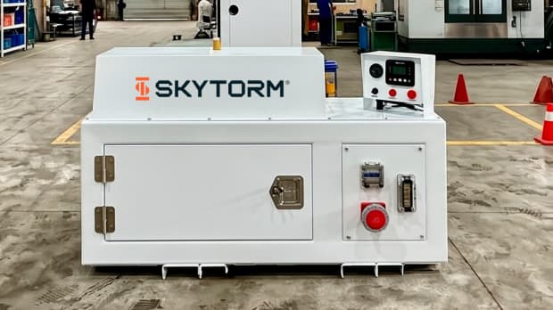 Gerador SKYTORM branco em galpão