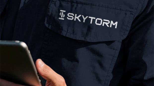 Técnico SKYTORM com tablet